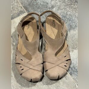 Earth Women's Taupe Sandals